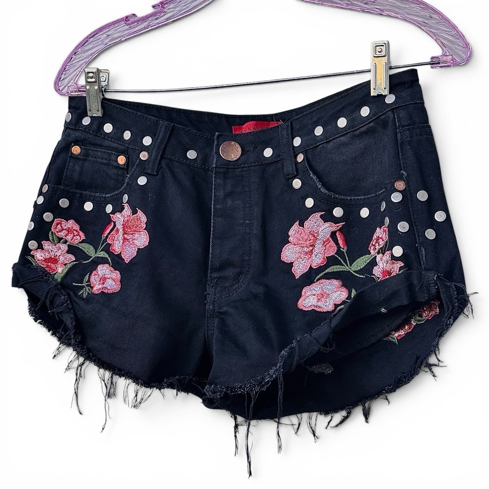 Signature8 Black Frayed Jean Shorts Embroidered Pink Flowers M‎ Jorts Y2K